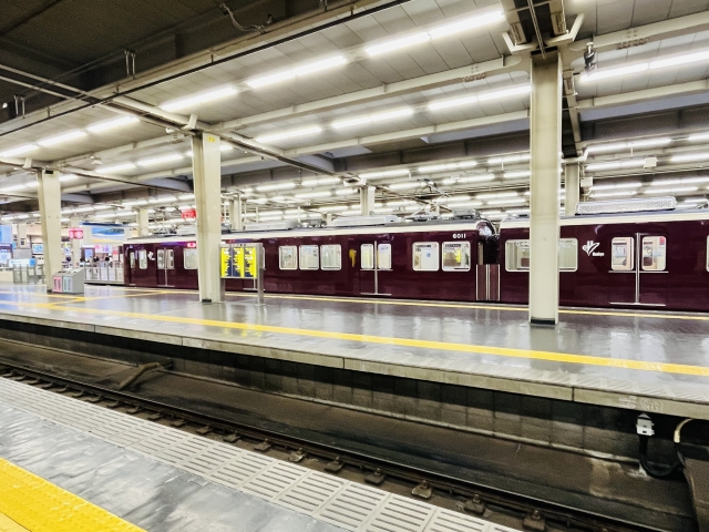 駅に停車中の電車
