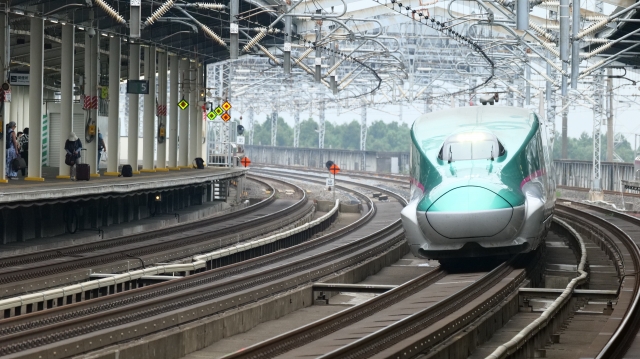 駅に入ってくる新幹線