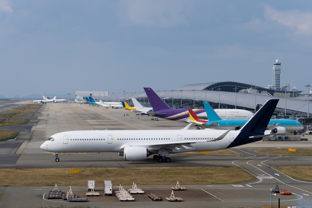 空港に止まっている飛行機