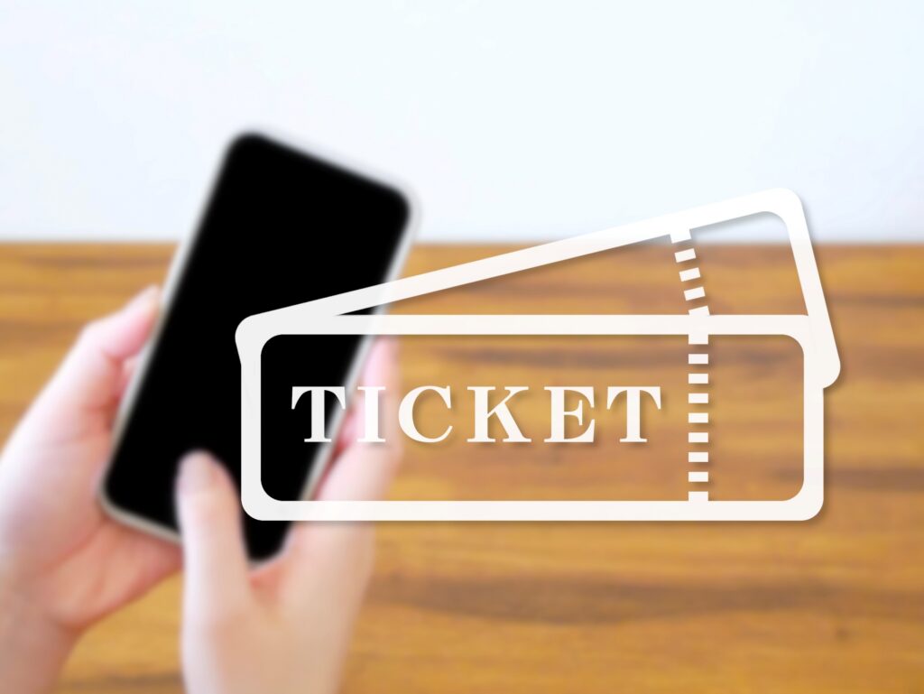 TICKETの文字とスマホ