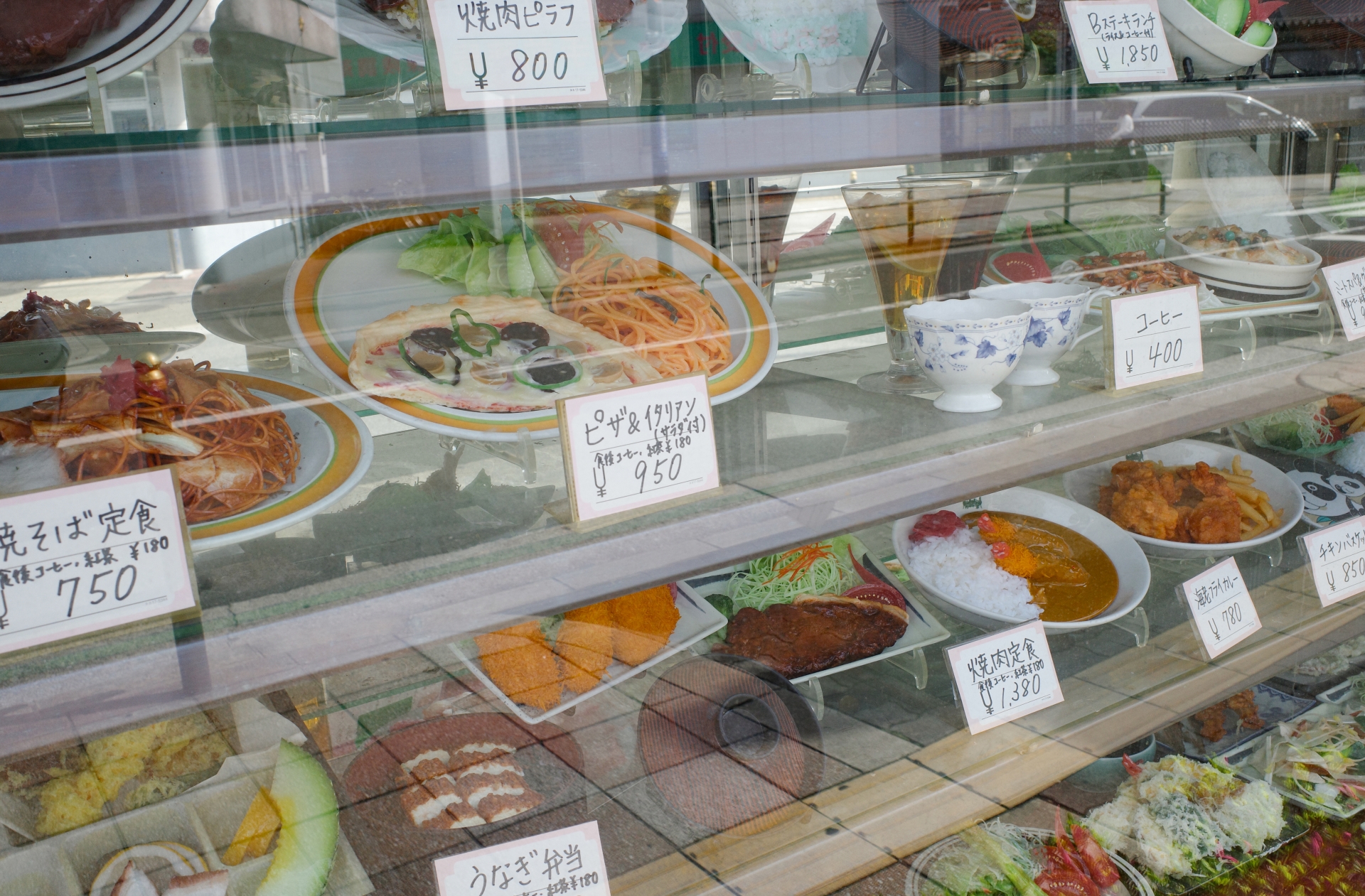 ショーケースに並ぶ食事