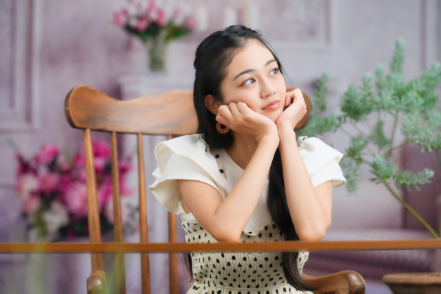頬杖をつく女性